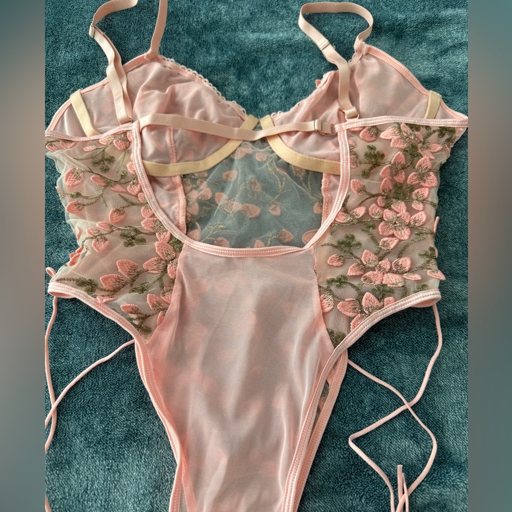 Lingerie - Picture 6 of 8